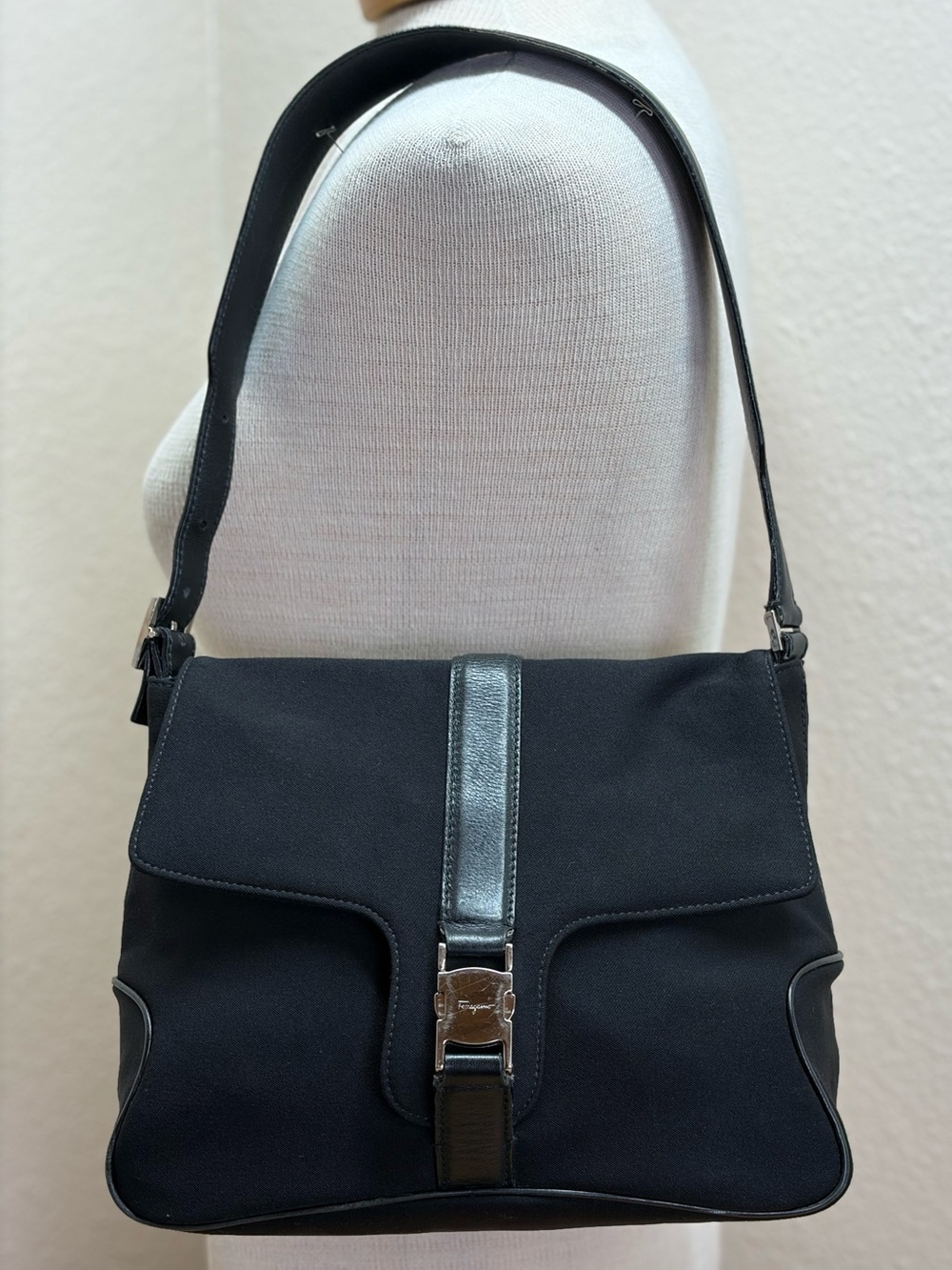 Salvatore Ferragamo AU-21-1784 Black Nylon Leather Gancini Shoulder Bag - Picture 3 of 14
